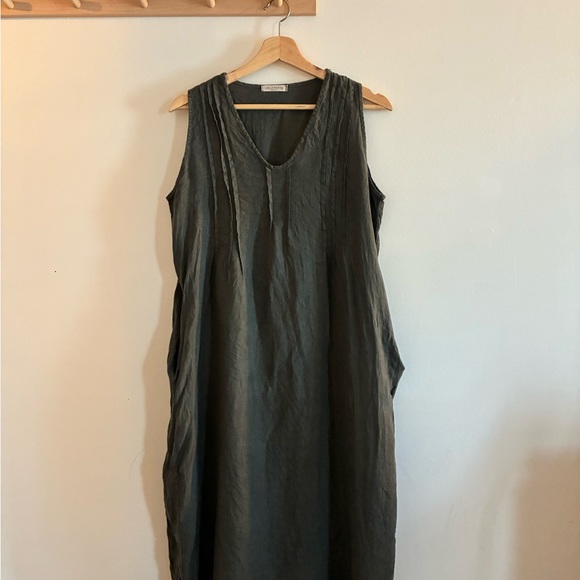 Stella Martini Dresses & Skirts - Chic Sleeveless Midi Dress in grey